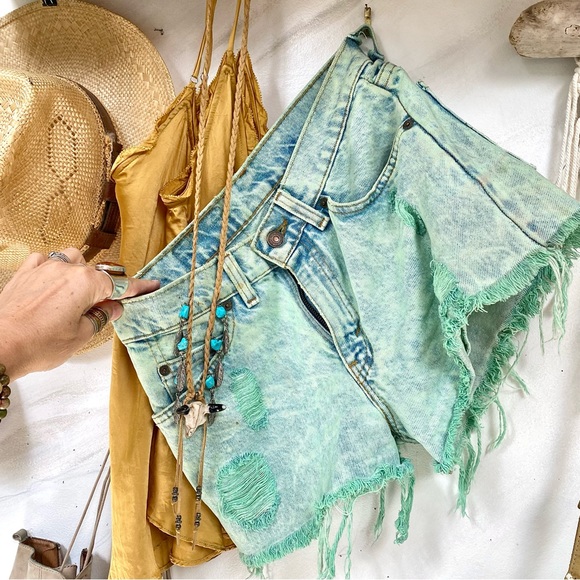 LOOSE FIT Rare Aqua/teal LEVIS 562 boho jean cut off shorts w raw hem - Picture 4 of 9